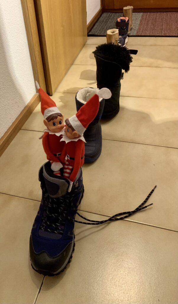 Elf on the Shelf: 50 scherzi facili e divertenti per il dispettoso Elfo di  Natale